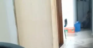 Homem é acusado de filmar funcionárias em banheiro de empresa; veja vídeo