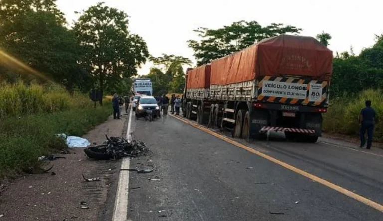 Homem invade contramão, bate moto em carreta e morre na BR-364