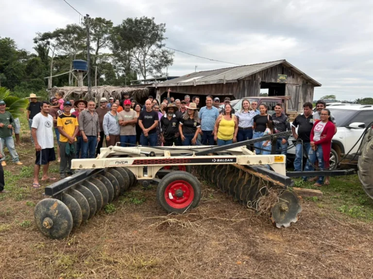 Cláudia de Jesus entrega grade aradora de R$ 55 mil para produtores em Buritis