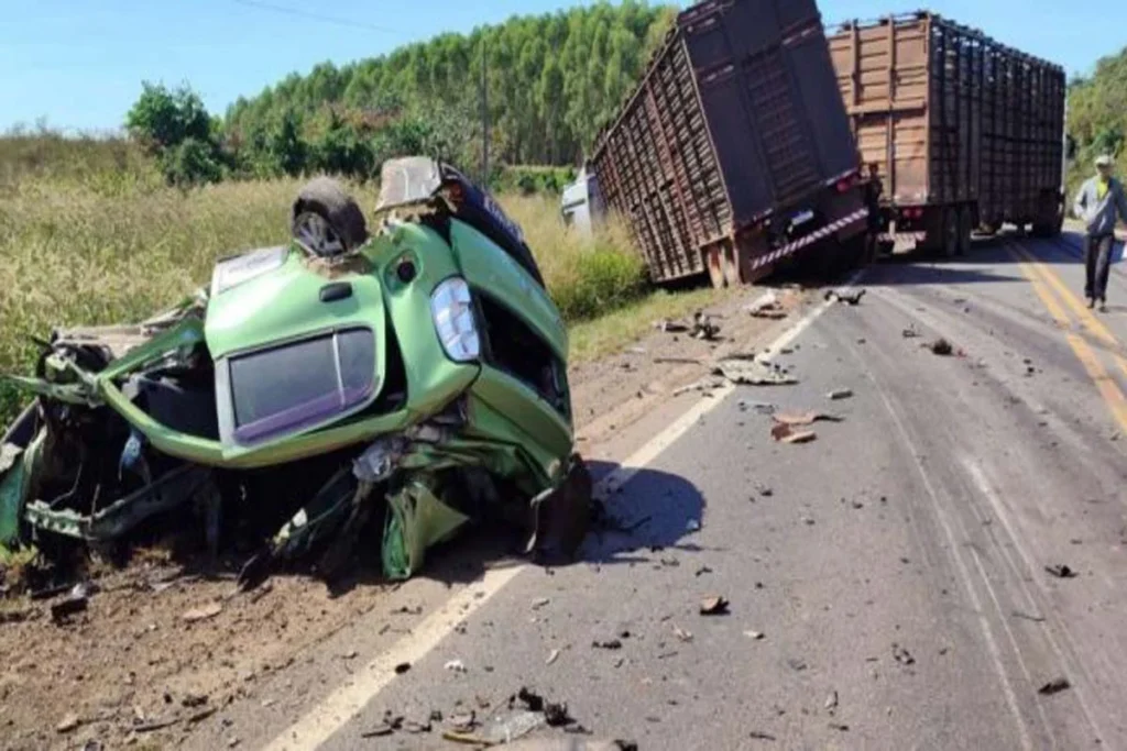 Colisão entre carro e carretas deixa uma vítima fatal na BR-364