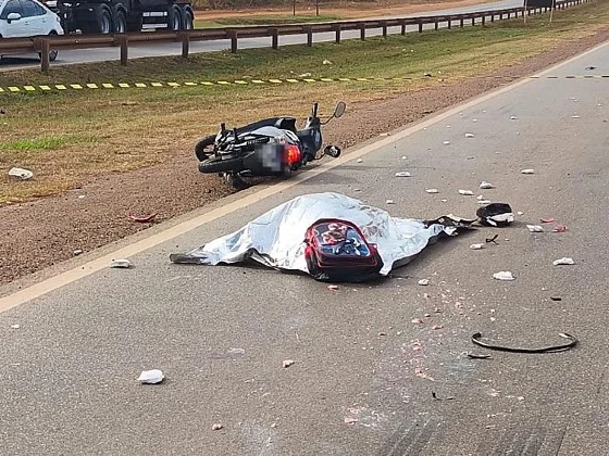 MOTORISTA FUGIU: Carreta atropela e mata mulher na BR-364; criança de 6 anos fica gravemente ferida