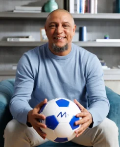 Banco Mercantil convoca ex-jogador Roberto Carlos para campanha nacional durante a Copa do Mundo