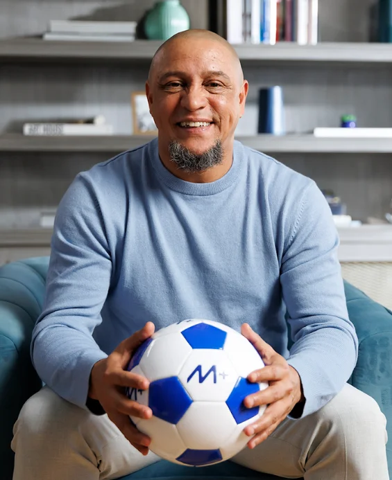 Banco Mercantil convoca ex-jogador Roberto Carlos para campanha nacional durante a Copa do Mundo