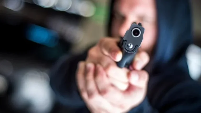 Homem mata dois vizinhos a tiros para defender esposa ameaçada