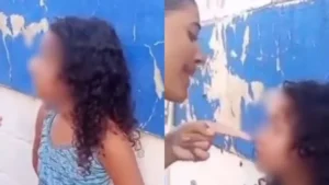Criança é encurralada e agredida por grupo de adolescentes em vídeo que circula nas redes sociais. VEJA AS IMAGENS