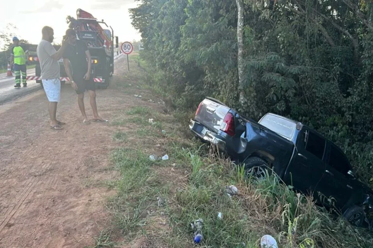 Casal é socorrido ao Hospital após caminhonete capotar na BR-364
