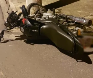 Jovem perde controle de moto, bate em poste e morre; garupa ficou ferido