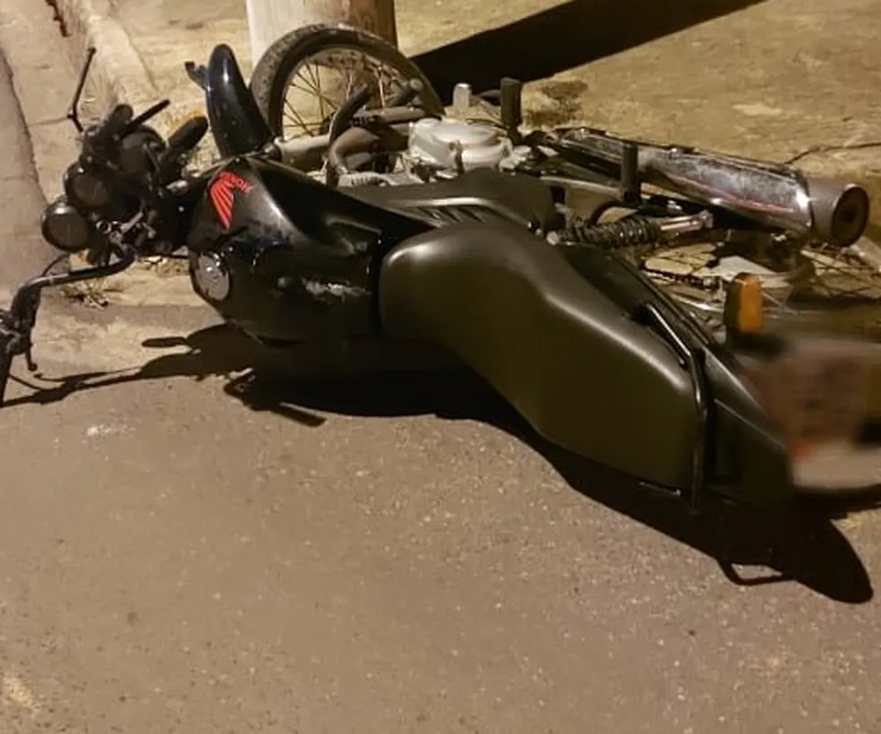 Jovem perde controle de moto, bate em poste e morre; garupa ficou ferido