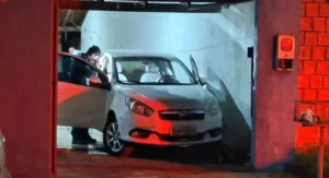 Idoso morre esmagado entre carro e parede dentro da garagem de casa