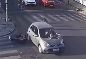 CASO CHOCANTE: Bebê fica preso em capô de carro após atropelamento; vídeo
