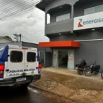 Homem revoltado quebra porta de escritório da Energisa em Rondônia