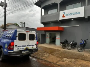 Homem revoltado quebra porta de escritório da Energisa em Rondônia