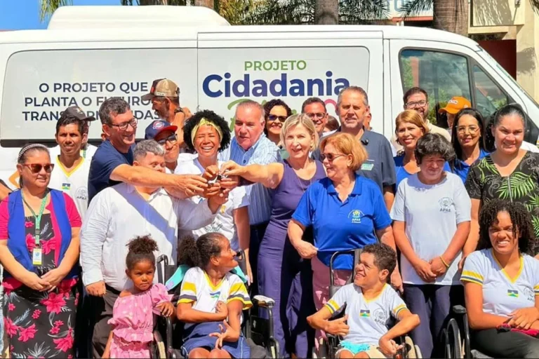 Sílvia Cristina participa da entrega de van para a Apae e recursos para entidades em Ji-Paraná