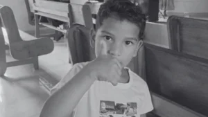 Criança de 6 anos morre após ser atacada pelo pai a golpe de facão