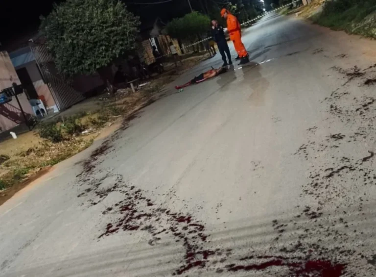 IDENTIFICADO: Discussão termina em assassinato brutal; homem é morto com faca cravada no peito em Ji-Paraná