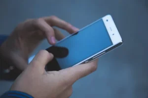Mulher perde R$ 45 mil em golpe do amor em RO e homem é preso após ameaças com imagens íntimas