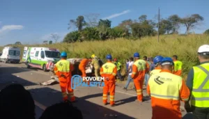 Grave acidente entre carro e carreta deixa uma mulher morta e três feridos na BR-364