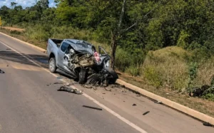 Grave acidente entre caminhonete e caminhão deixa uma vítima fatal na BR-364, entre Jaru e Ariquemes