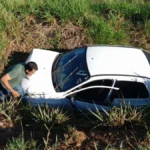 Mulher perde o controle da direção e sai da pista na RO-135, em Ji-Paraná