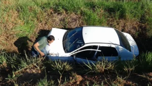 Mulher perde o controle da direção e sai da pista na RO-135, em Ji-Paraná