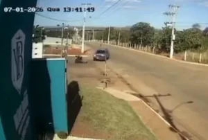 Adolescente de 17 anos morre em acidente entre moto e Renegade; veja vídeo