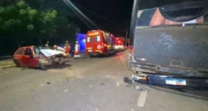 Motorista bêbado bate gol em ônibus estacionado, mata passageira e acaba preso