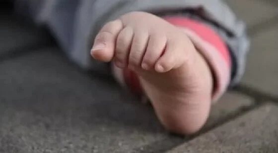Irritada com o choro do filho, mãe adolescente agride bebê de cinco meses com tapas na cabeça