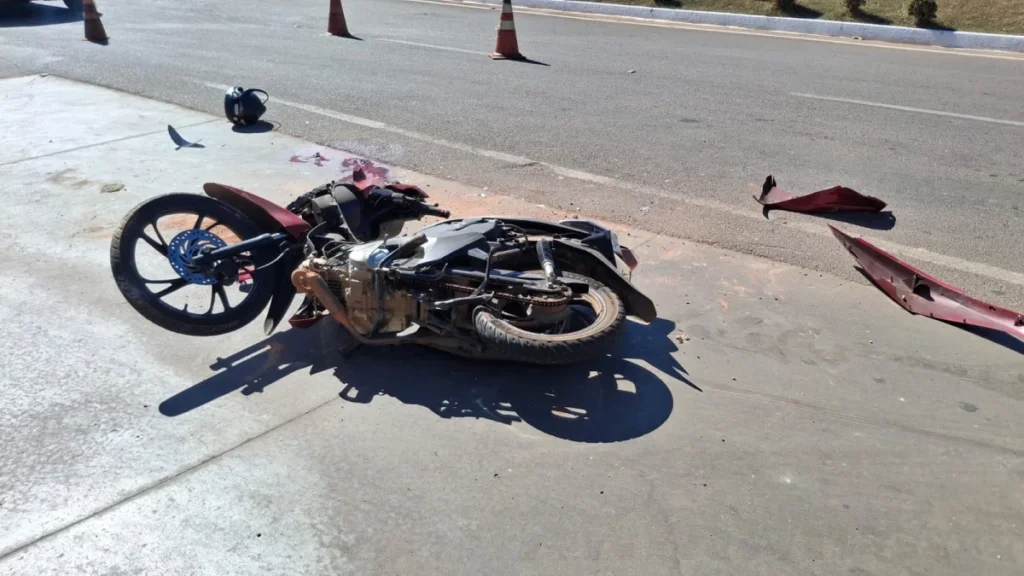 Tragédia no trânsito, trator atropela motociclista que morre no local