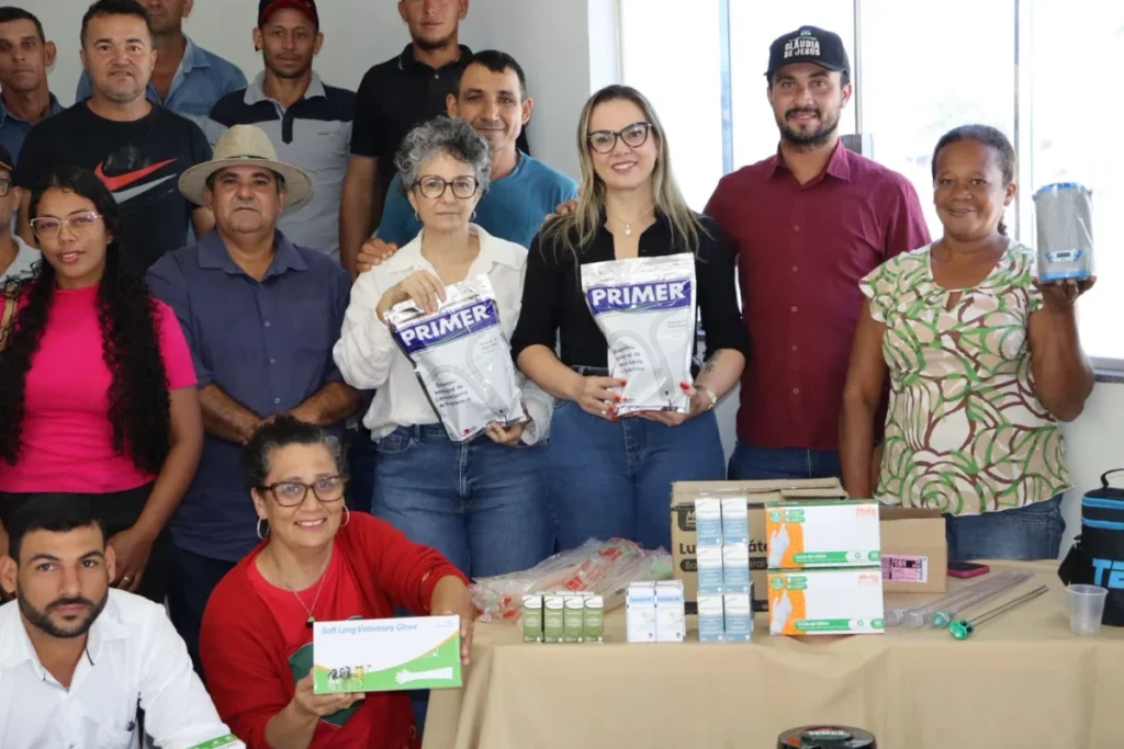 Cláudia de Jesus entrega R$ 85 mil em equipamentos para melhoramento genético em Mirante da Serra