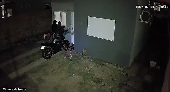 Bandido invade casa em Alta Floresta e é recebido a tiros por morador; veja vídeo