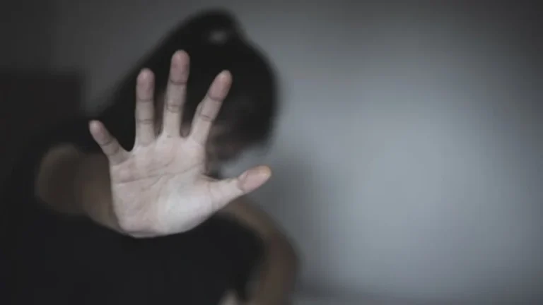 Homem tem faca enfiada no ânus após confessar estuprar sobrinha de 5 anos