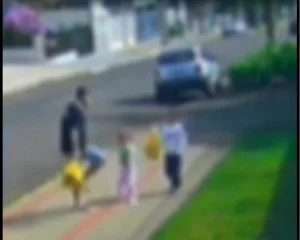 COVARDE: Pai é flagrado chutando filha de 3 anos na cara; veja vídeo