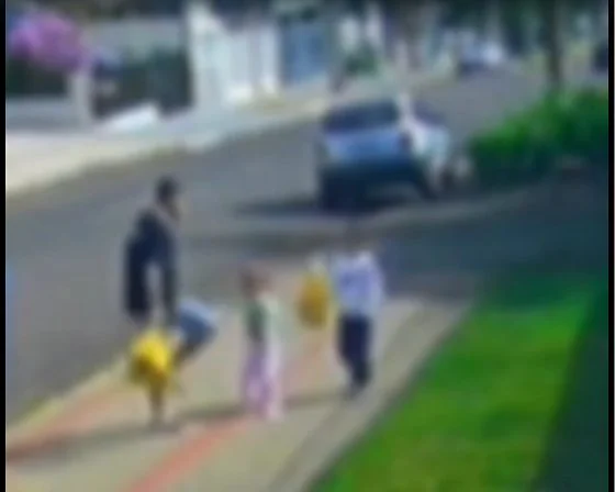 COVARDE: Pai é flagrado chutando filha de 3 anos na cara; veja vídeo