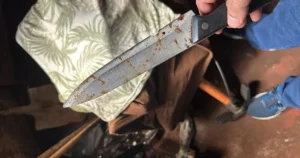 Marido pega mulher no flagra com amante em casa  e esfaqueia “pé de pano”