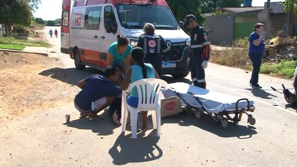 Motociclista fica ferida após colisão com carro em cruzamento de Ji-Paraná