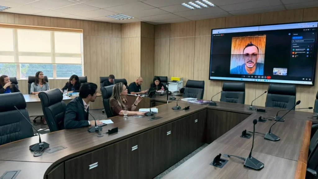 Cláudia de Jesus conduz mais um dia de trabalhos da CPI do Leite