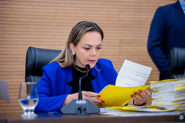 Projeto de lei de Cláudia de Jesus solicita uso de tornozeleira rosa para agressores de mulheres em Rondônia