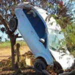 Ultrapassagem arriscada resulta em carro capotado em Rondônia