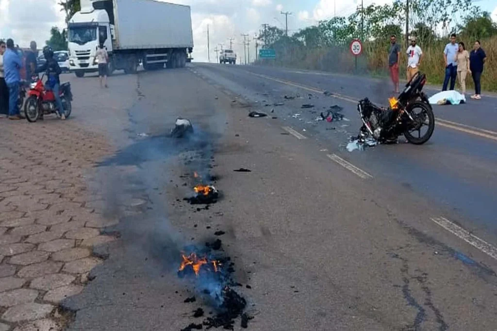 Motociclista morre em grave colisão frontal com carreta na BR-364