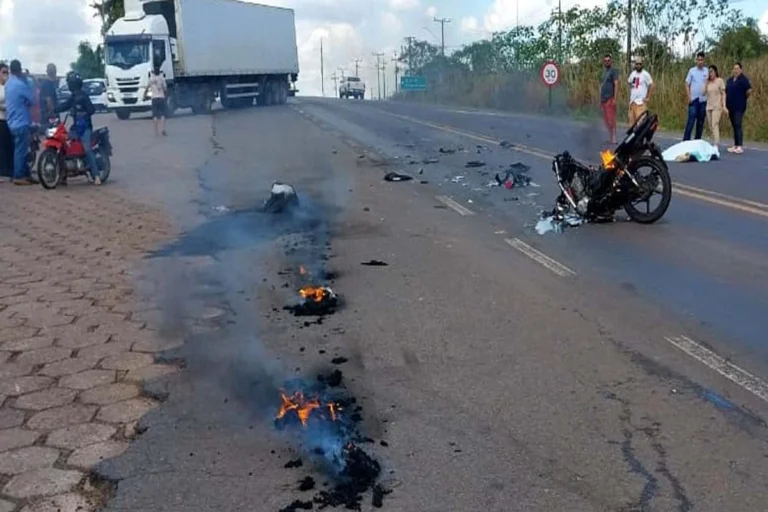 Motociclista morre em grave colisão frontal com carreta na BR-364