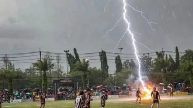 Raio atinge partida de futebol, mata jogador de 24 anos e deixa 12 feridos. VEJA VÍDEO
