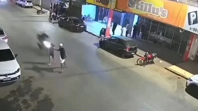Homem empurra companheira para evitar atropelamento e acaba atingido por moto. VEJA VÍDEO