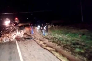 Empresário morre após colisão entre caminhonete e carreta na BR-364