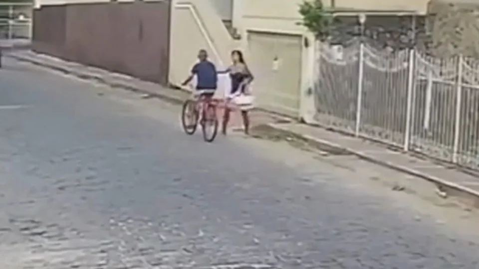 Vídeo: Mulher mata idoso com facada no peito enquanto ele andava de bicicleta