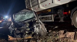 S10 bate de frente com carreta e motorista morre