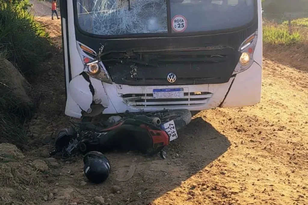 Motociclista morre após colisão frontal contra ônibus escolar na zona rural