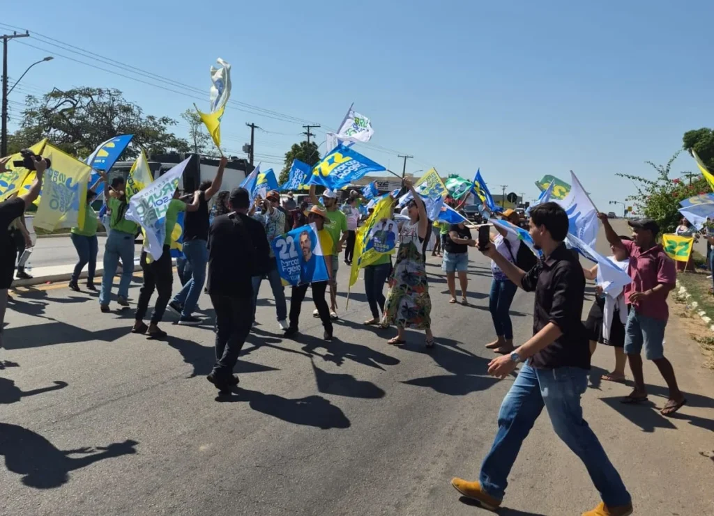 Bandeiraço reúne centenas de pessoas em apoio à candidatura de Marcos Rogério em Ji-Paraná