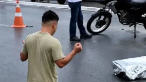 Filho se ajoelha e faz oração ao lado do corpo do pai após acidente em Cuiabá. VEJA VÍDEO