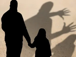 MÃE DENUNCIOU: Pastor estupra a neta de 8 anos e a leva para o culto após o crime