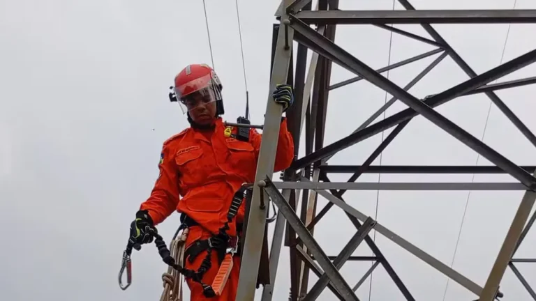 Criança de 5 anos é resgatada de torre de transmissão em Ariquemes, a mais de três metros de altura